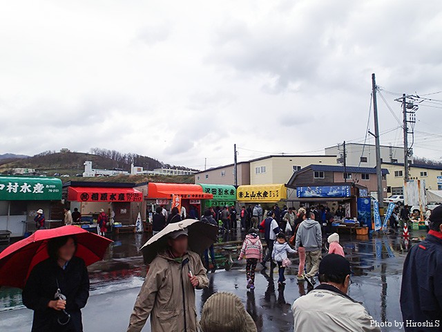 厚田朝市　雨にもかかわらず、多くの買い物客で賑わっていた。