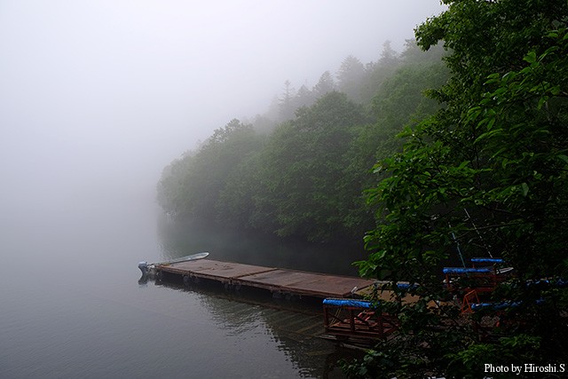 早朝の然別湖　霧に覆われている