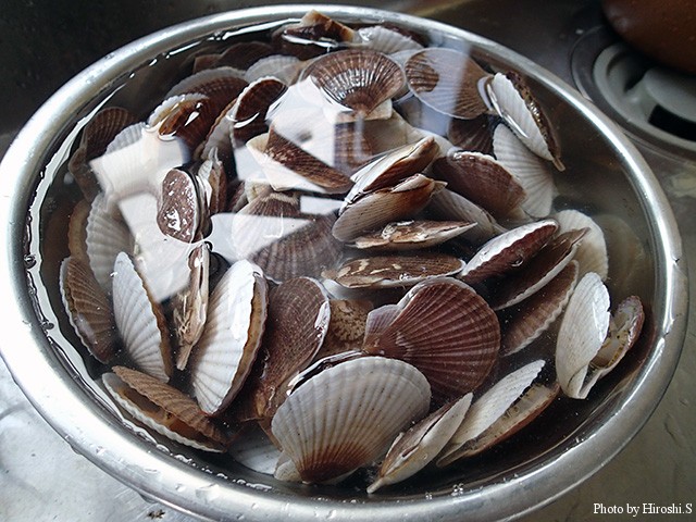 稚貝は塩水で洗い、味噌汁へ